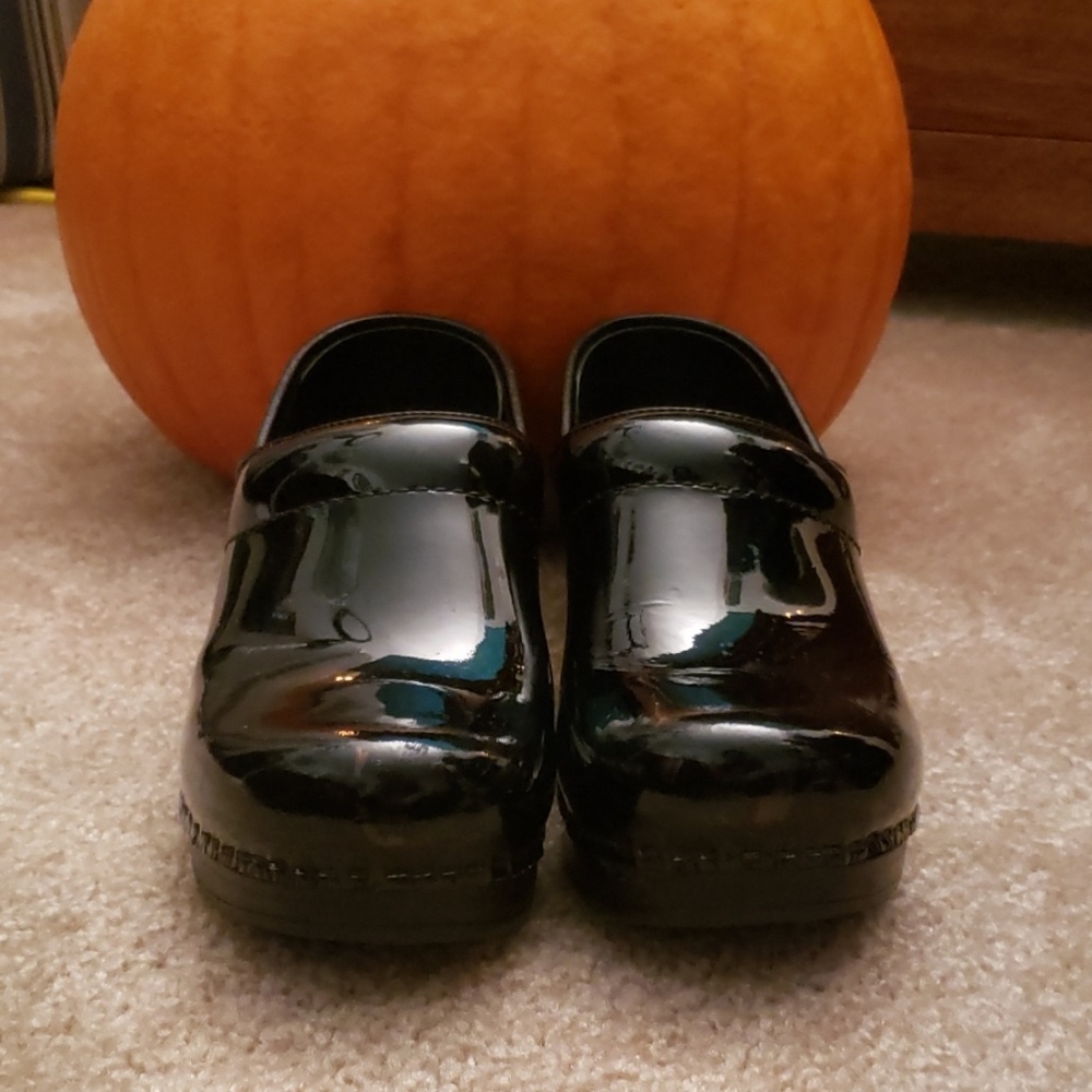 Dansko clogs. Patent leather. ☔☔☔